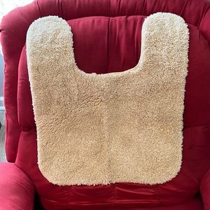 Living Colors 100% comforel nylon U-shaped toilet rug light tan